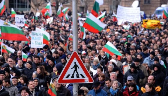 Tízezrek tüntetettek Bulgária-szerte a magas áramdíjak, a korrupció és a szegénység elleni tiltakozásul (Fotó: MTI)